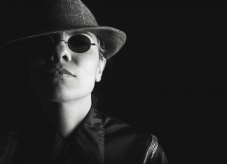 Sluneční brýle na povel