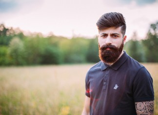 Hej, chlapi! Už byste měli shodit ty vousy…