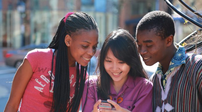 Tinder: Seznamte se a učte se jazyk Tinder