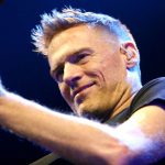 Bryan_Adams_Hamburg_MG_0631_flickr_(cropped)