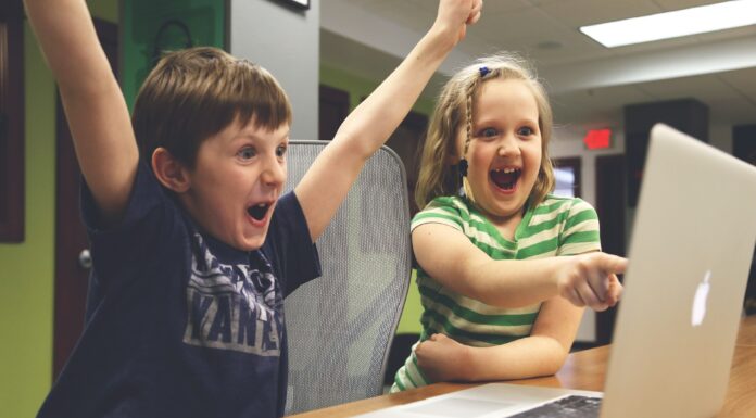 Ocitli jste se nečekaně v roli učitele? Usnadněte sobě i svým dětem výuku cizích jazyků s těmito 15 online zdroji zdarma