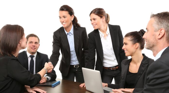 Nebojte se mluvit před publikem: 5 technik pro sebejisté obchodní schůzky v angličtině Obchodní schůzka v angličtině